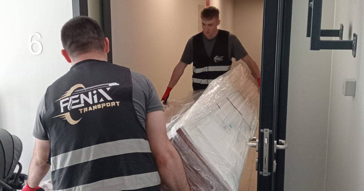 Pracownicy Fenix Transport podczas przeprowadzki