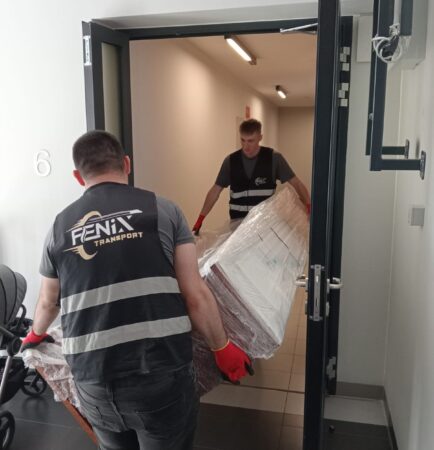 Pracownicy Fenix Transport podczas przeprowadzki