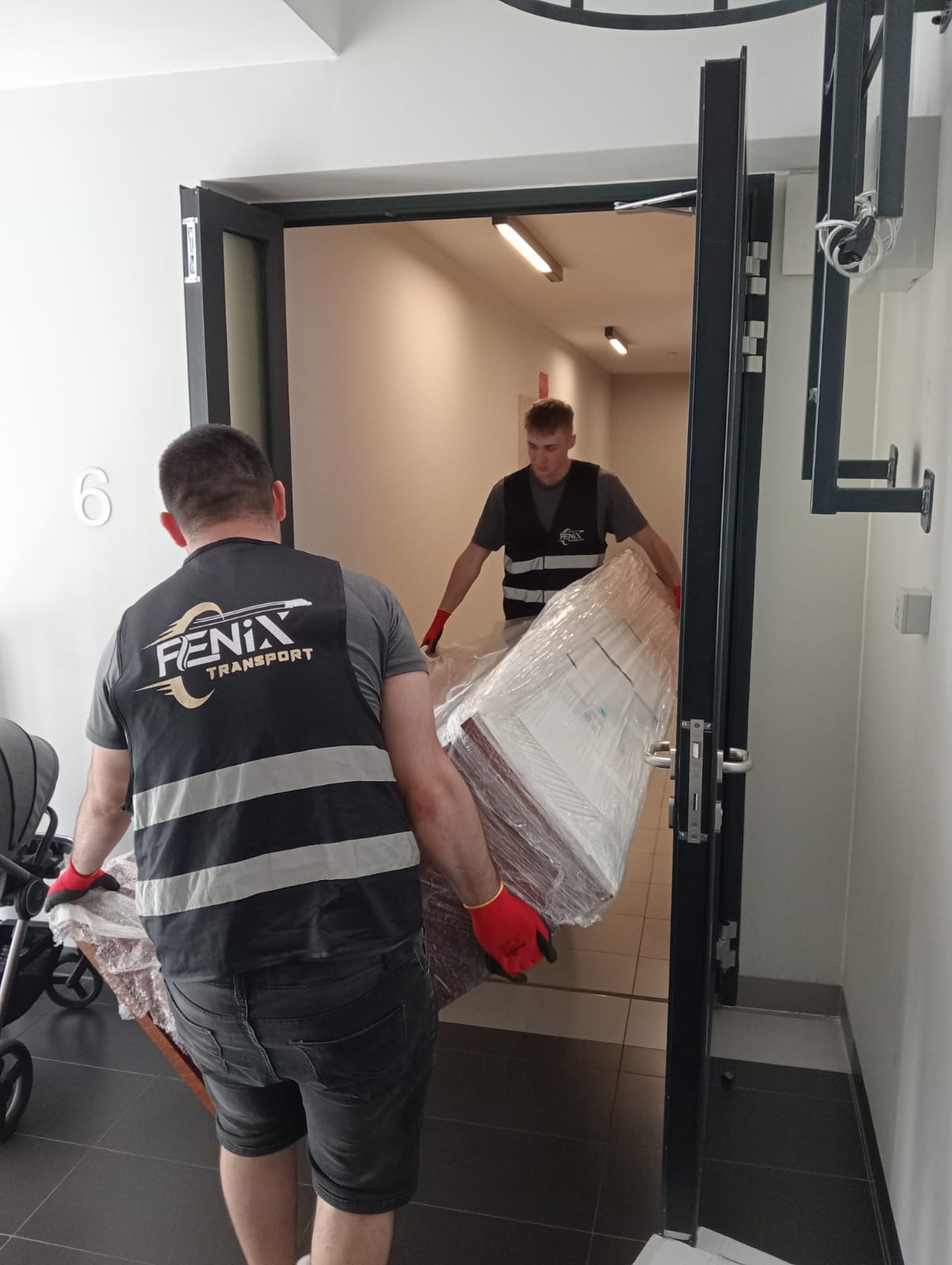 Pracownicy Fenix Transport podczas przeprowadzki