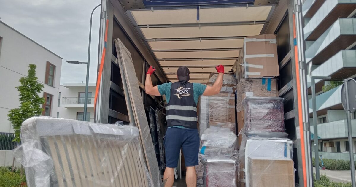 Zabezpieczone meble wewnątrz samochodu przeprowadzkowego